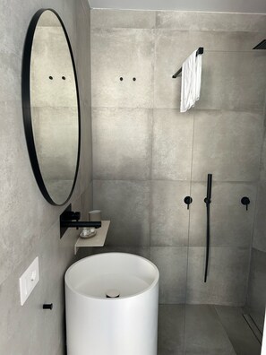Superior kamer | Badkamer | Een douche, een regendouche, gratis toiletartikelen, een haardroger