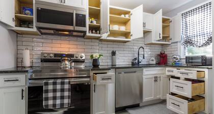 Modern ~ 3 Bedroom House ~ Sleeps 8 ~ 11 mins to Hartford