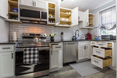 Modern ~ 3 Bedroom House ~ Sleeps 8 ~ 11 mins to Hartford