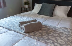 3 habitaciones, escritorio y tabla de planchar con plancha 