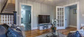 Modern ~ 3 Bedroom House ~ Sleeps 8 ~ 11 mins to Hartford