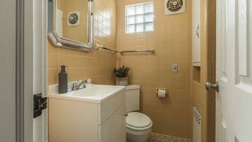 Ducha, secador de pelo, toallas y jabón