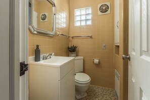 淋浴设施、吹风机、毛巾、肥皂