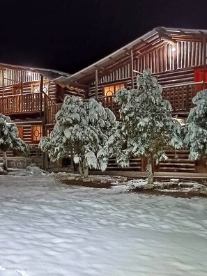 A wooden building with a balcony and snow-covered trees. - Room-parador Arewá 1 La Energía Que Impu (Bocoyna)