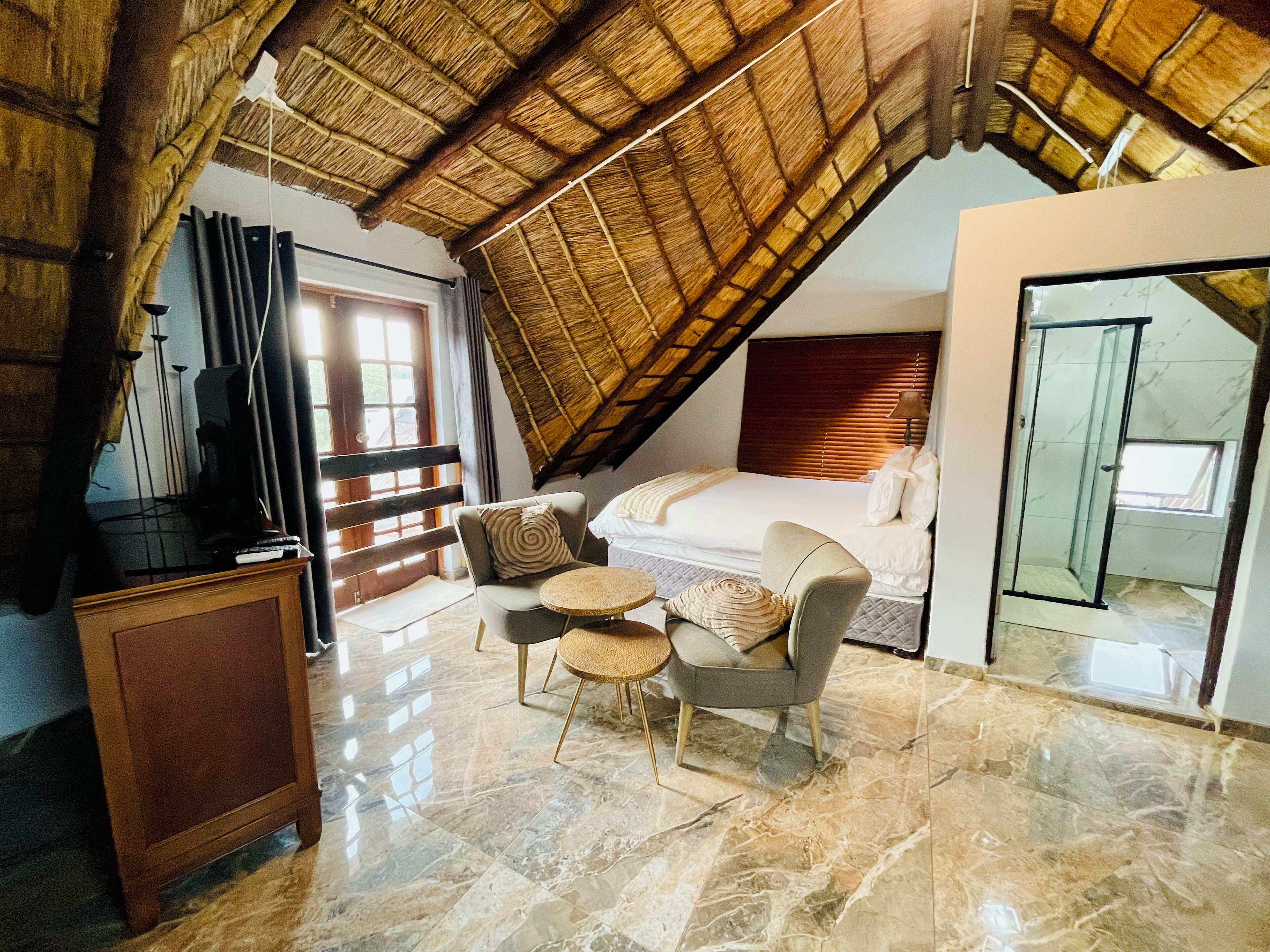 Luxury Double Room | Living area | 50-inch Smart TV with digital channels, Netflix, pay films