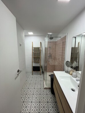 Doccia, asciugacapelli, asciugamani, sapone