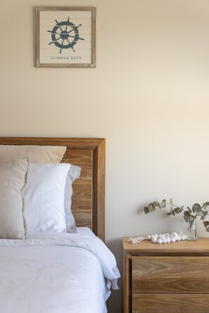 4 bedrooms, iron/ironing board, WiFi, bed sheets - Wallaby Retreat (Cowes)
