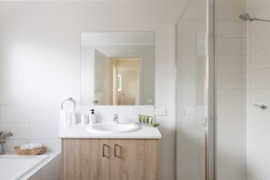 Shower, hair dryer, towels, soap - Wallaby Retreat (Cowes)