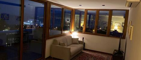 Apartment, 2 Schlafzimmer, Terrasse, Meerblick | Lounge