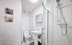 House | 5 bedrooms - Marvellous 5 bed Perfect for Family or Contractor (Manchester)