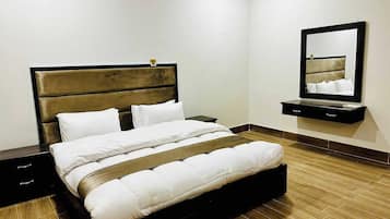 Quarto casal luxo | Quartos à prova de som, ferros/tábuas de passar roupa, Wi-Fi de cortesia