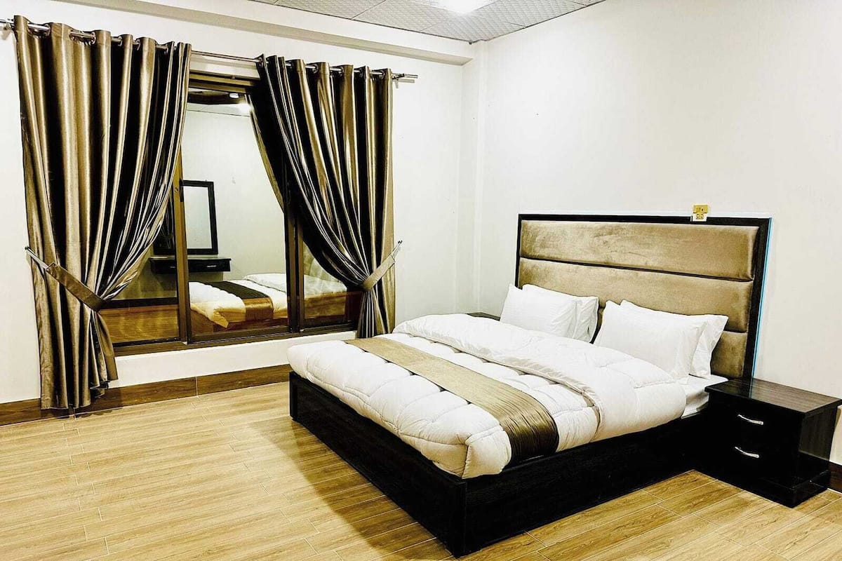 Deluxe Double Room | Soundproofing, iron/ironing board, free WiFi, bed sheets