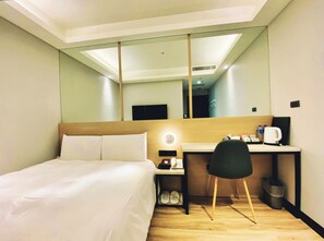 Business Room (Check in after 21:00) | 1 bedroom, down comforters, desk, soundproofing - Hub Hotel Songshan Inn (Taipei)