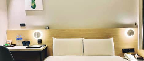 Business kamer (Check in after 15:00) | 1 slaapkamer, donzen dekbedden, een bureau, geluiddichte muren