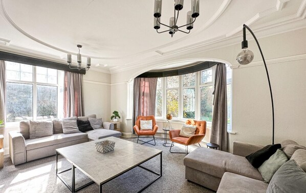 House | 5 bedrooms - Stunning Detached Hidden King Suite Abode (Leicester)