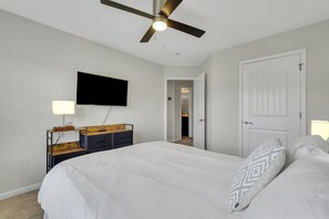 3 bedrooms, desk, iron/ironing board, travel crib - Cozy Professional Townhouse (Pooler)