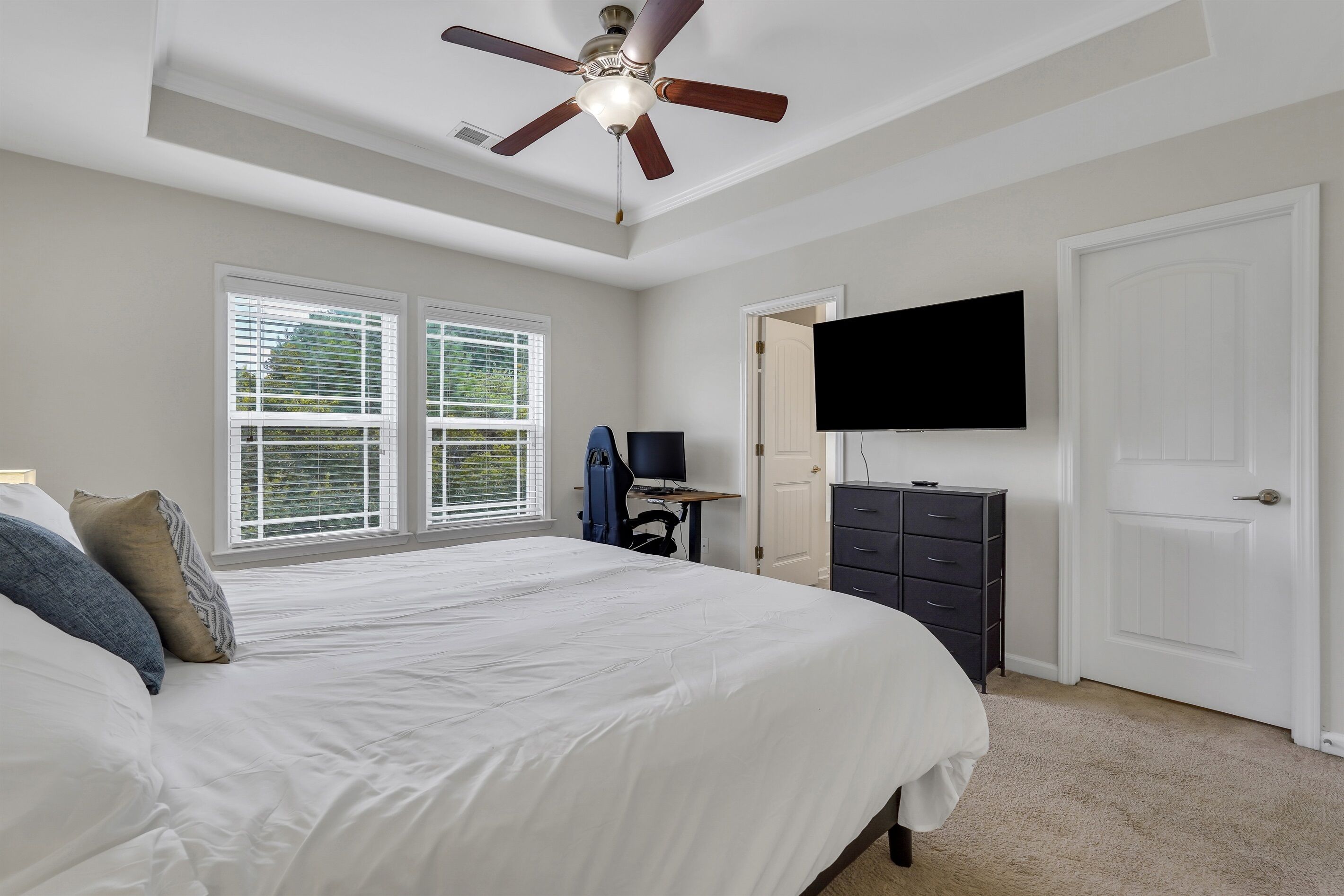 3 quartos, escrivaninha, ferros/tábuas de passar roupa, berço de viagem