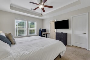 3 quartos, escrivaninha, ferros/tábuas de passar roupa, berço de viagem