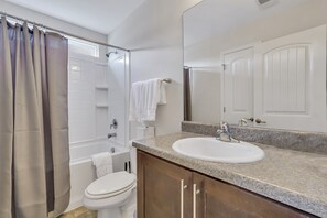 Combined shower/tub, hair dryer, towels