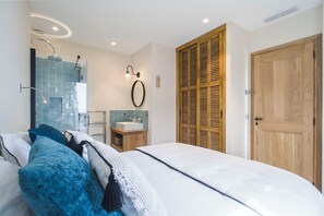 6 slaapkamers, een strijkplank/strijkijzer, reisbedje, gratis wifi