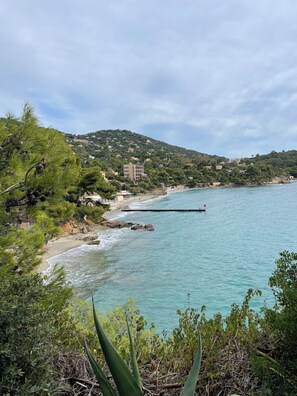 Playa en los alrededores y toallas de playa 