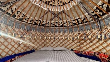 Dobbeltrom – exclusive, fjellutsikt | Senger med overmadrass og individuelt dekorert