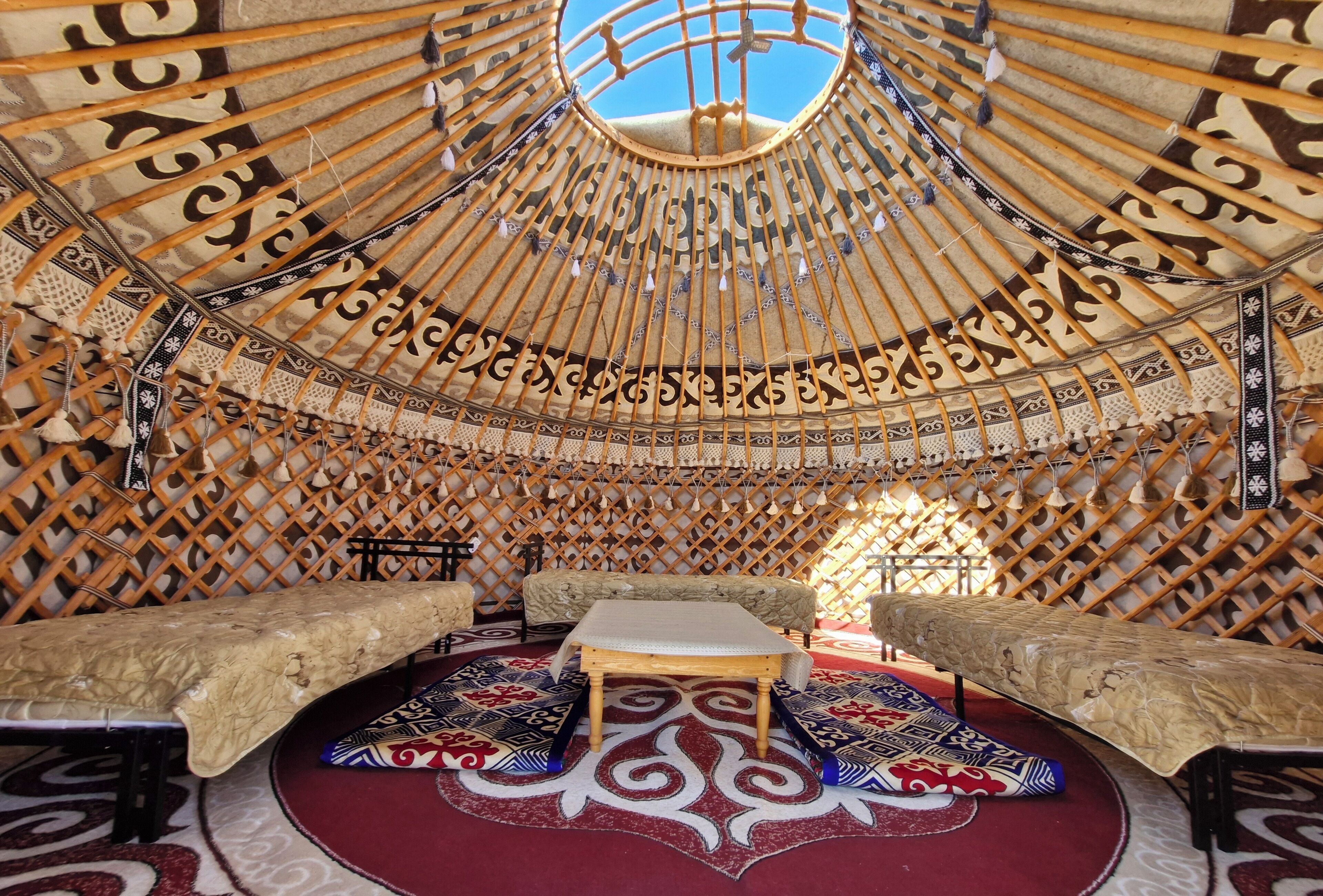 أسرّة بطبقة علوية مريحة وبديكورات فريدة لكل غرفة