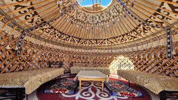 أسرّة بطبقة علوية مريحة وبديكورات فريدة لكل غرفة