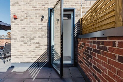 Watford - House - Sleeps 6 - Parking - Garden