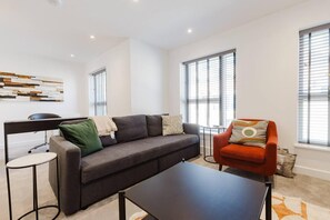 House | Living area - Watford - House - Sleeps 6 - Parking - Garden (Watford)