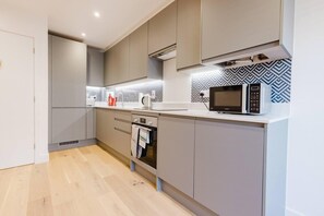 Maison | Cuisine privée | Réfrigérateur, four à micro-ondes, un four, surface de cuisson