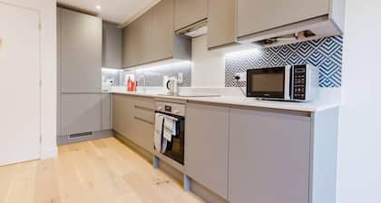 Watford - House - Sleeps 6 - Parking - Garden