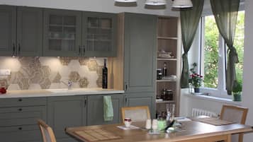 Apartment, 1 Bedroom, Balcony, City View | Dining room