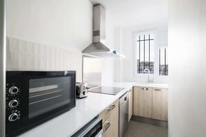 Kühlschrank, Mikrowelle, Ofen, Herdplatte