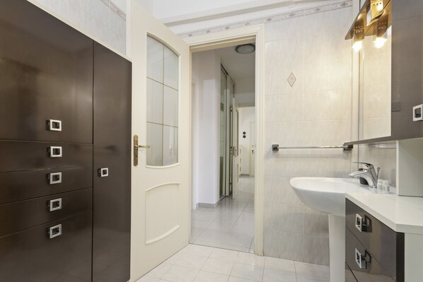 Badewanne, Haartrockner, Handtücher