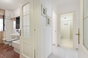Badewanne, Haartrockner, Handtücher