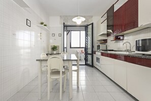 Frigorífico, microondas, horno y hervidor eléctrico