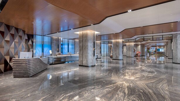 A spacious lobby with a marble floor, large columns, and a modern design. - Wyndham Garden Chuxiong Downtown (Chuxiong Yi)