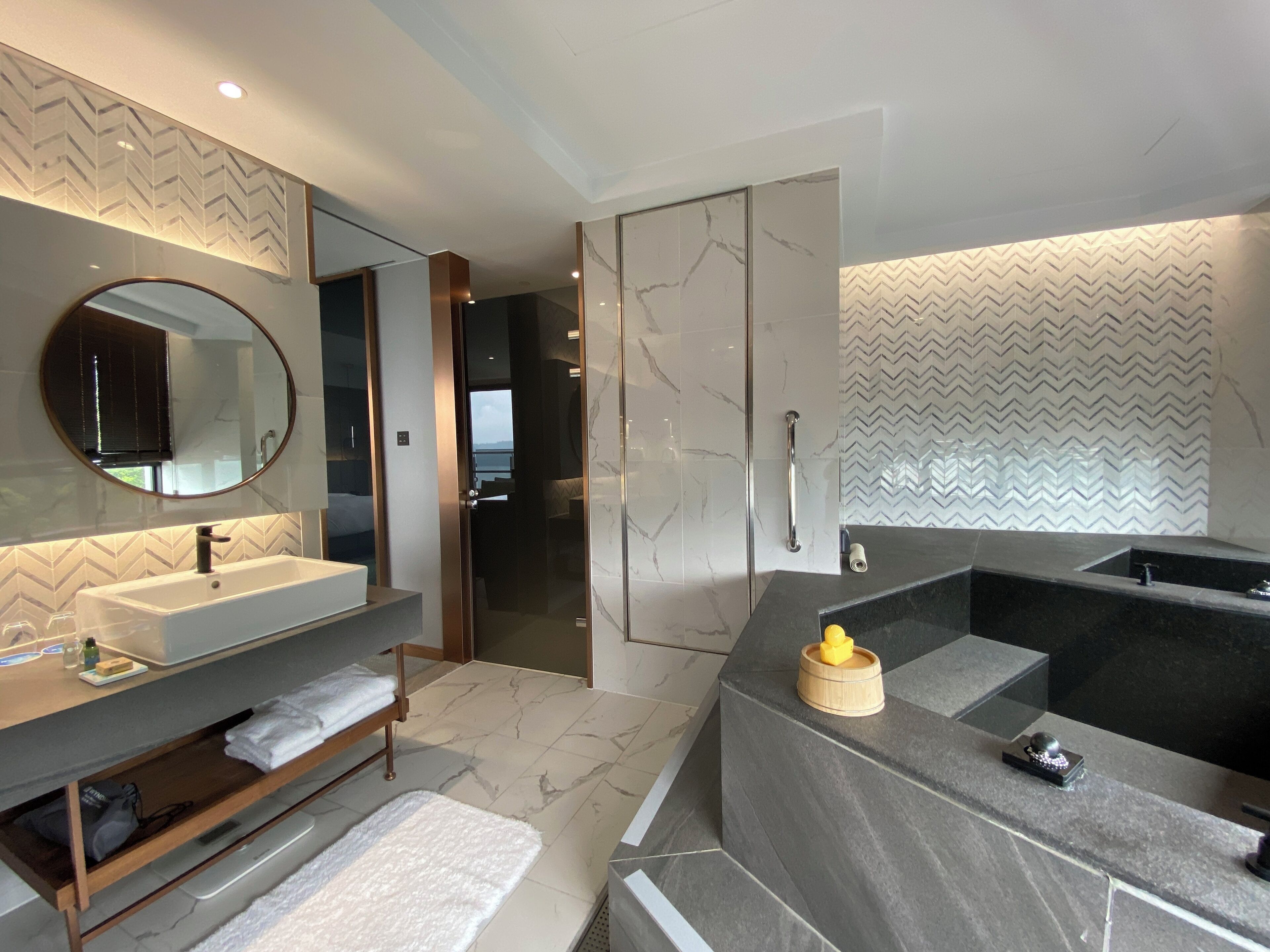 Chambre exécutive, 1 très grand lit, non-fumeur (Grand View) | Salle de bain | Baignoire et douche séparées, baignoire à l’eau de source