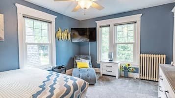 6 bedrooms, desk, iron/ironing board, travel crib
