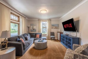 Smart TV, chimenea, futbolito y oficina