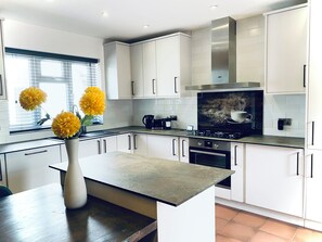 Fridge, microwave, oven, stovetop - 6 Bedroom Bungalow Prime Location Near Ascot Racecourse Ample Parking 75" TV (Winkfield Row)