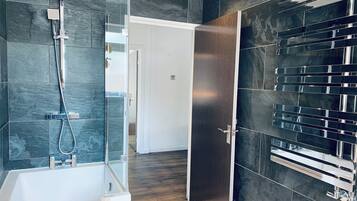 Shower, jetted bath, hair dryer, towels