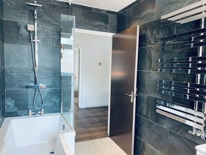 Douche, baignoire à jets, sèche-cheveux, serviettes fournies