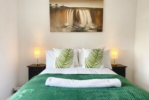 6 عدّة غرف نوم ومكتب ومكواة/لوح كي وسرير سفر