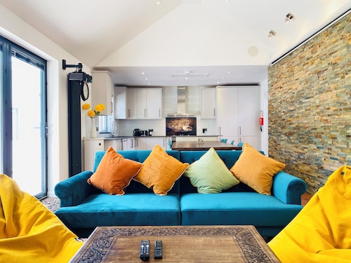 6 Bedroom Bungalow Prime Location Near Ascot Racecourse Ample Parking 75" TV