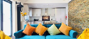 6 Bedroom Bungalow Prime Location Near Ascot Racecourse Ample Parking 75" TV