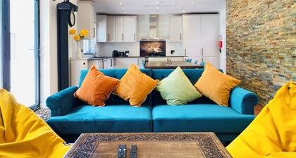 6 Bedroom Bungalow Prime Location Near Ascot Racecourse Ample Parking 75" TV