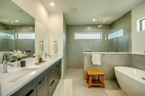 Hair dryer, towels, soap, toilet paper - Villa Melody - new villa, modern, pool & spa, modern (Cape Coral)