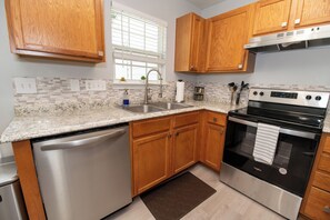 Fridge, microwave, oven, stovetop - Hidden Gem near Triangle Town Center, 540 & US-1, with Neuse River Trail access (Raleigh)